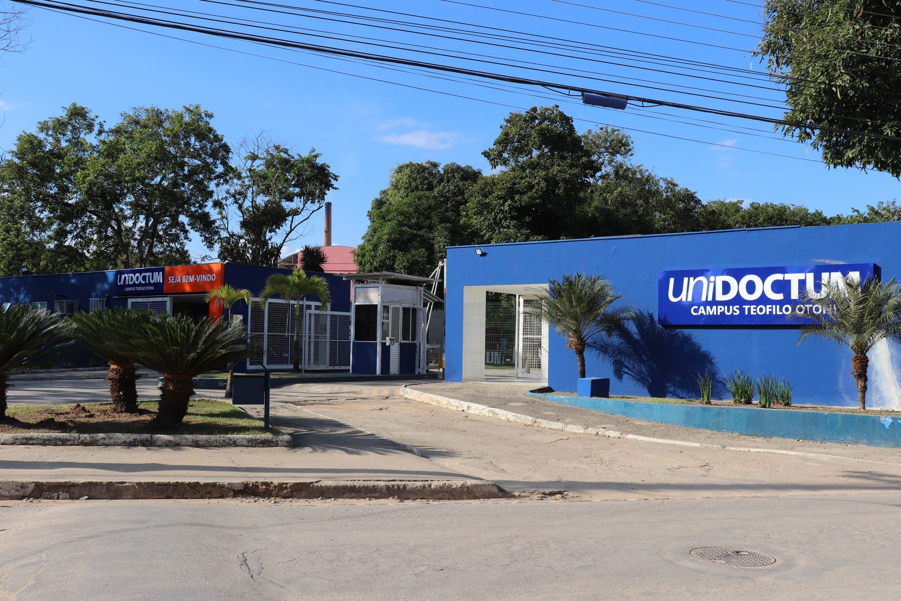 Fachada do campus UniDoctum em Teófilo Otoni