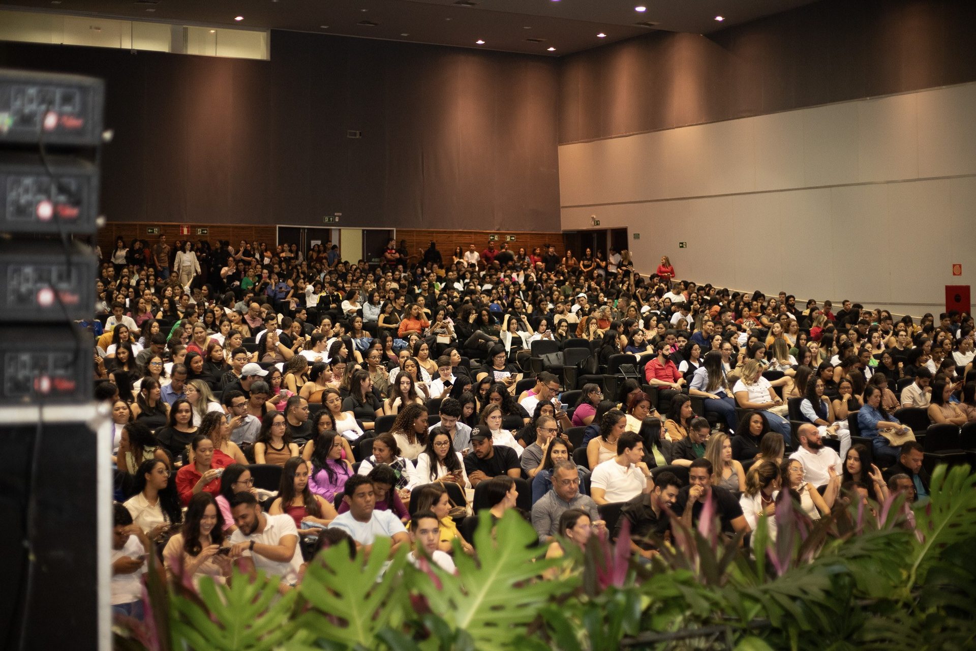 Auditório lotado durante evento do UniDoctum